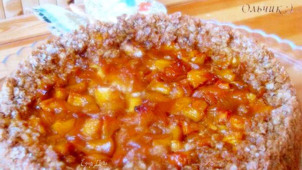 Овсяный пирог с творожным кремом и фруктами в карамели