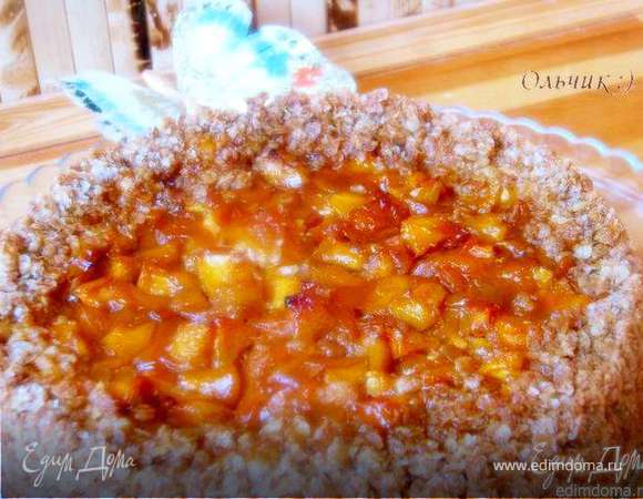 Овсяный пирог с творожным кремом и фруктами в карамели