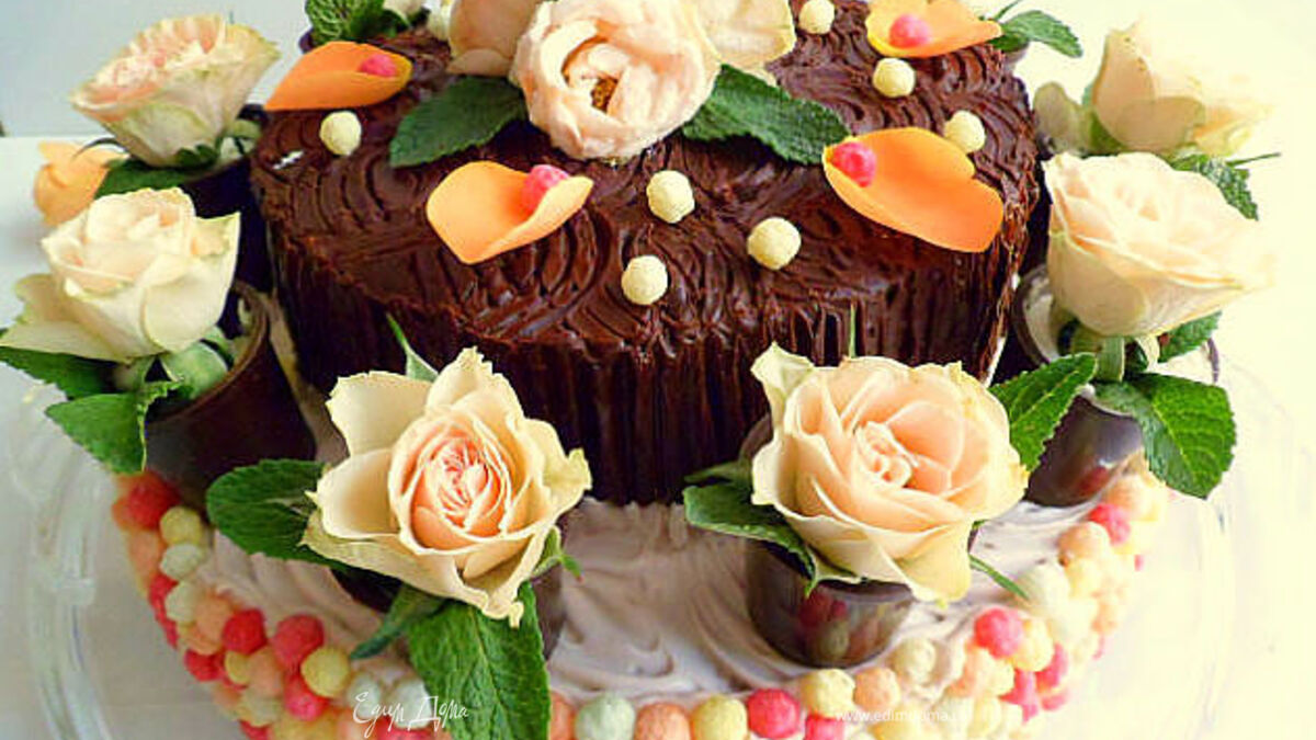 Торт шоколадно-сливочный со съедобными розочками