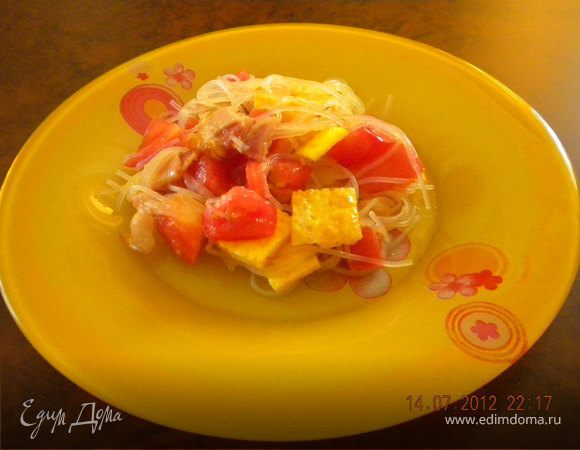 Теплый салат с беконом и фунчозой