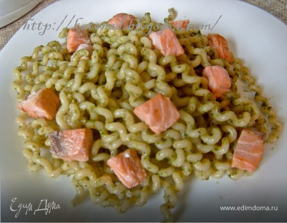 Паста с соусом песто и лососем Паста с соусом песто и лососем