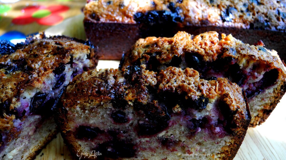 Миндальный кекс с черной смородиной