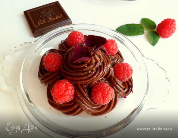 Шоколадный крем-мусс из авокадо с малиной, лепестками роз и мятой (для Марго) Шоколадный крем-мусс из авокадо с малиной, лепестками роз и мятой (для Марго)