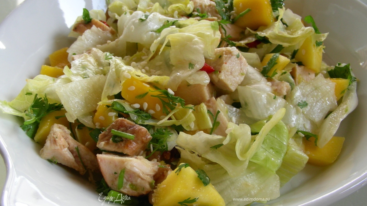 Освежающий салат с курицей и манго