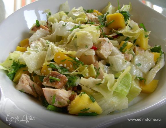 Освежающий салат с курицей и манго Освежающий салат с курицей и манго