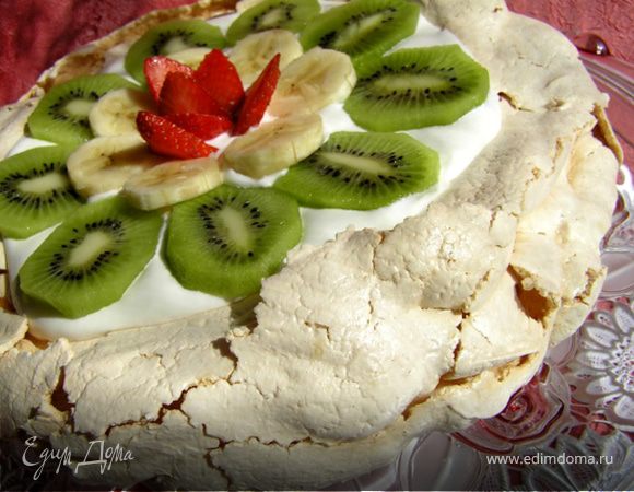 Торт-безе со взбитыми сливками и фруктами