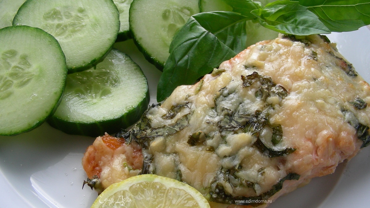 Лосось, запеченный с пармезаном и базиликом