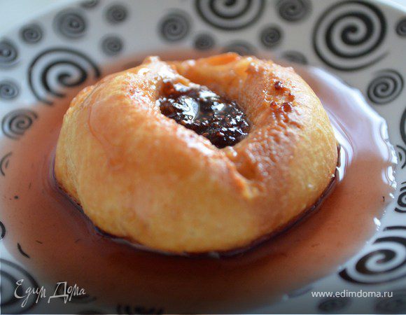 Заварные пирожные эклеры с клубничным сиропом Заварные пирожные эклеры с клубничным сиропом