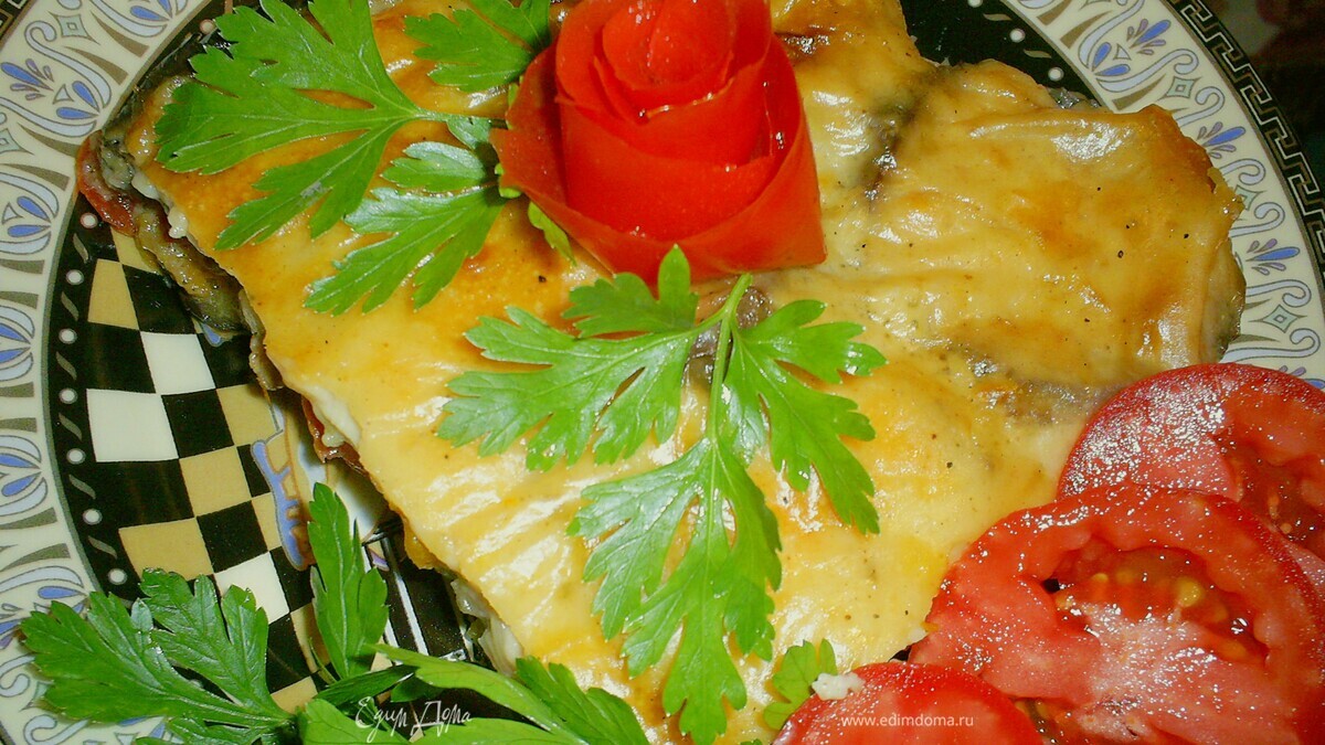 Запеканка из баклажанов с мясом и овощами под сырным соусом