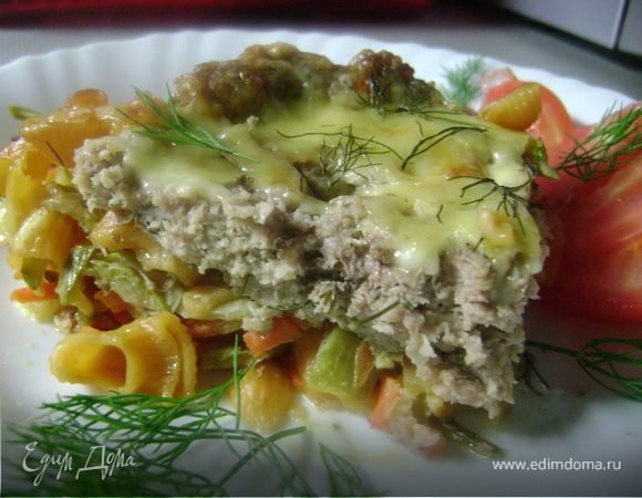 Острое мясо в пироге из макаронных изделий