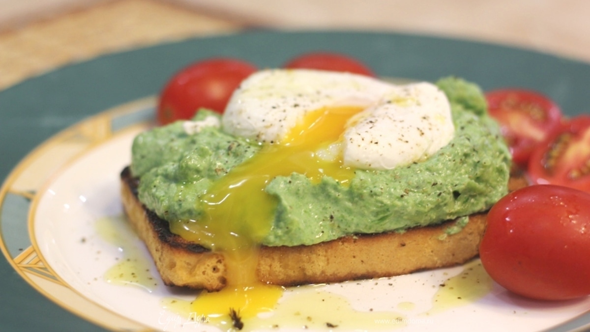 Брускетта с фасолью и яйцом пашот