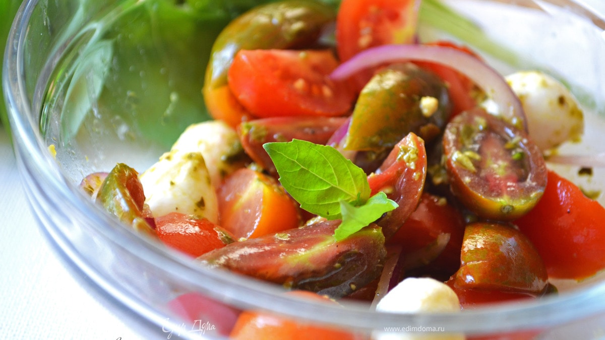 Салат с помидорами черри, моцареллой и соусом песто