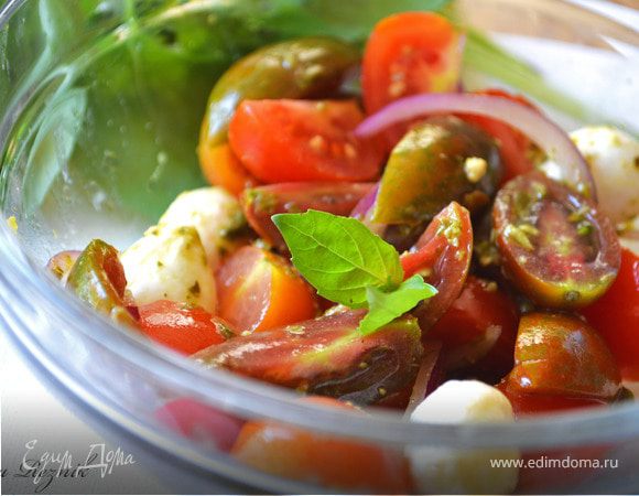 Салат с помидорами черри, моцареллой и соусом песто