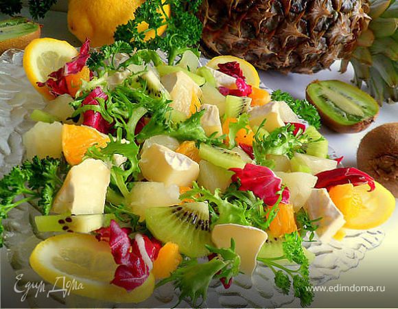 Салат из камамбера, ананаса, киви, апельсина, листьев салата Салат из камамбера, ананаса, киви, апельсина, листьев салата