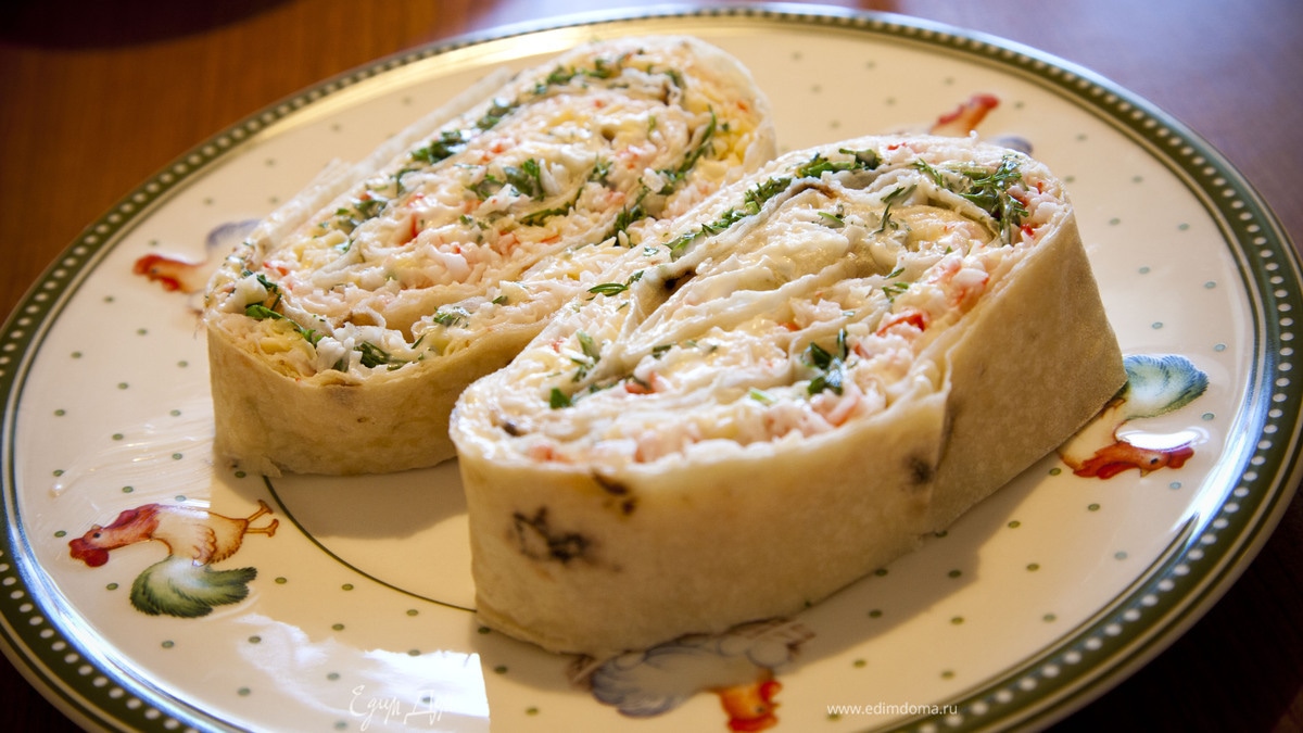 Закусочный рулет из крабовых палочек