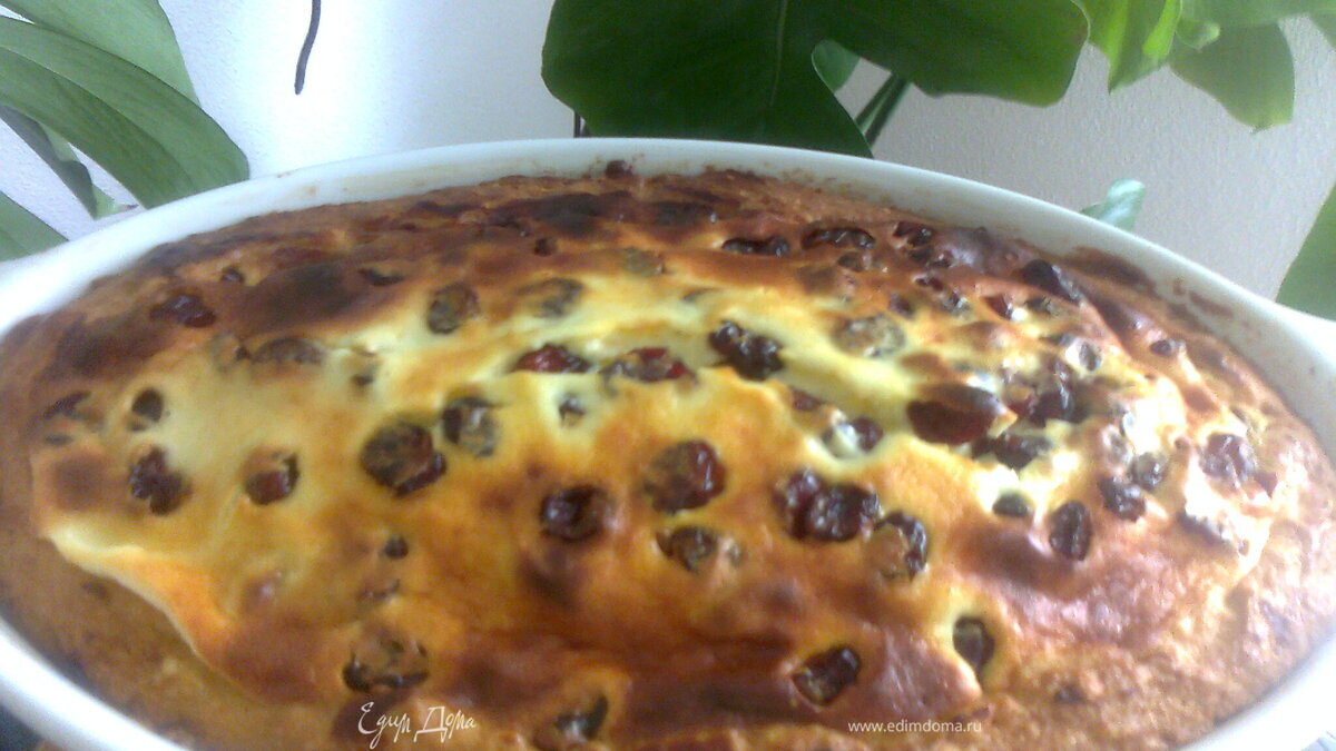 Пирог с творожным кремом и брусникой