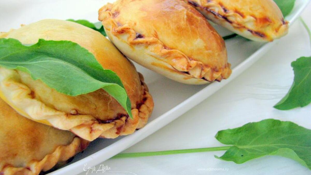 Закрытые мини-пироги с творогом и зеленью