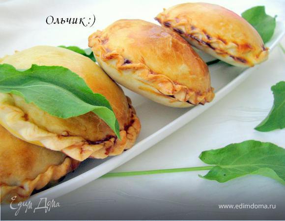 Закрытые мини-пироги с творогом и зеленью