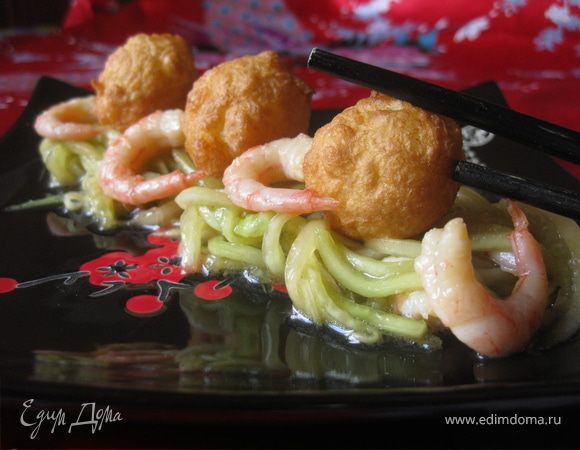 Огуречный салат с рисовыми шариками-темпура и креветками Огуречный салат с рисовыми шариками-темпура и креветками