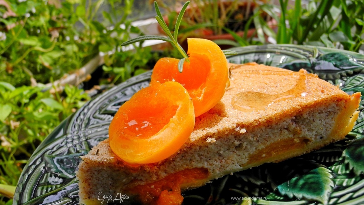 Абрикосовый пирог с миндальным кремом