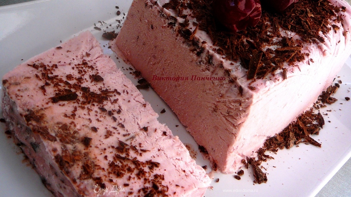 Вишневое мороженое с шоколадной стружкой