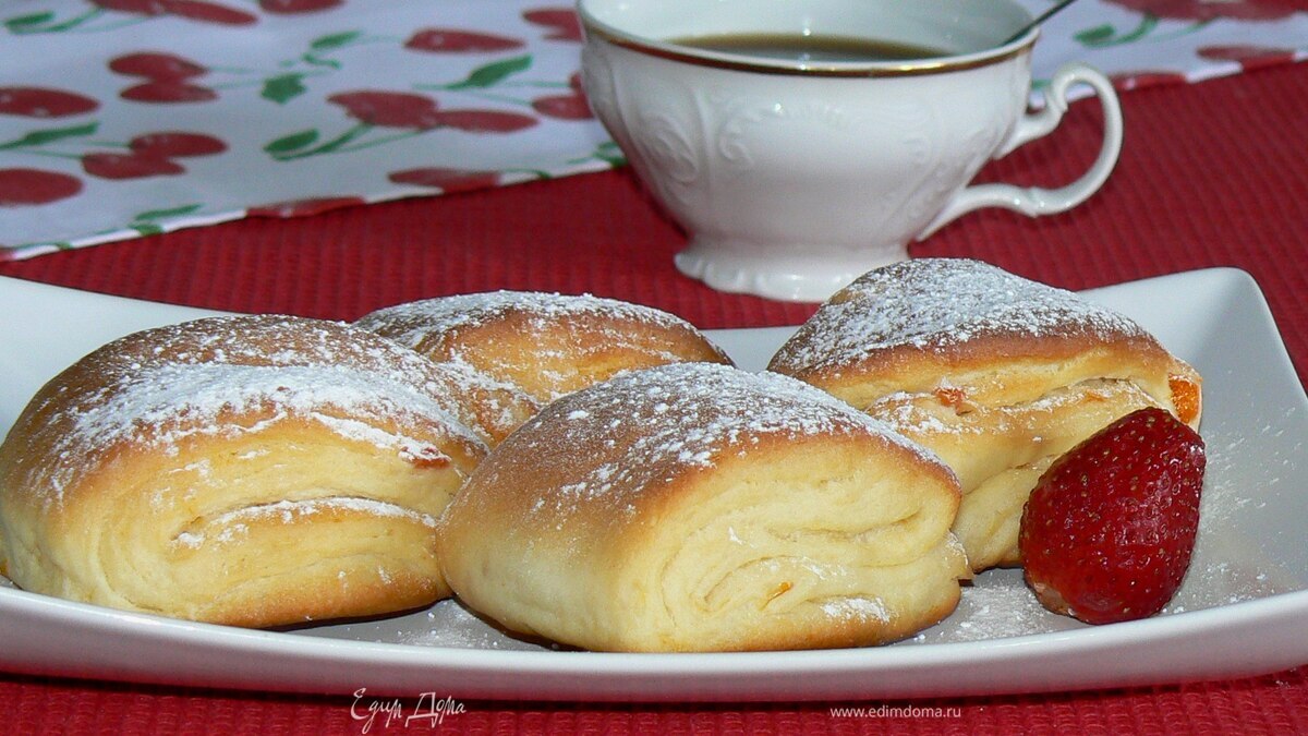 Творожные витые булочки с курагой