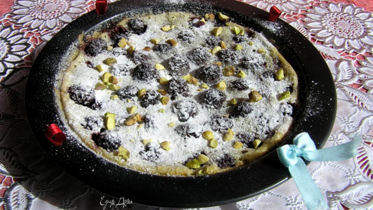 Клафути с пьяной ежевикой и фисташками