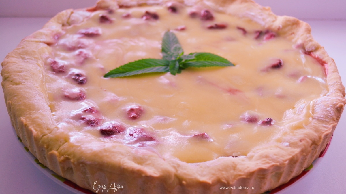 Пирог с клубникой и заварным ванильным кремом