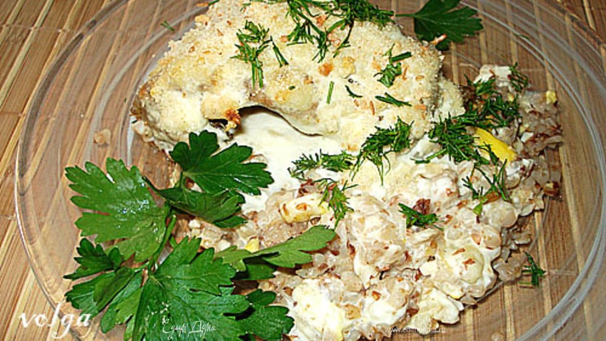 Карась, запеченный в сметанном соусе с гречневой кашей