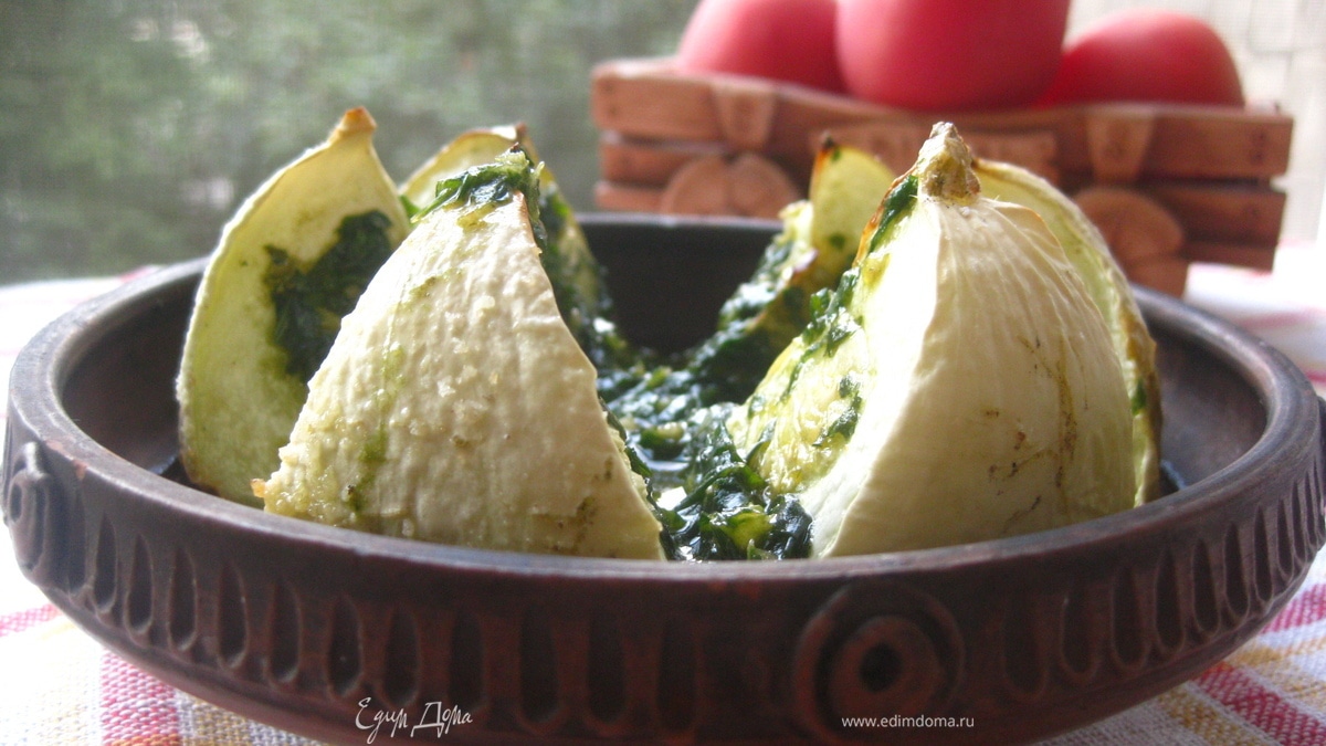 Запеченный патиссон под соусом из базилика