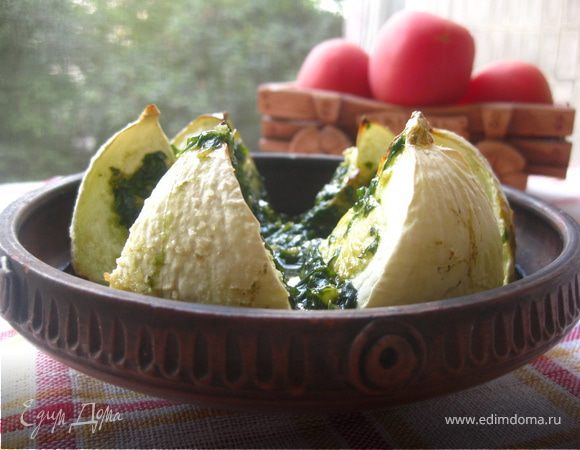Запеченный патиссон под соусом из базилика