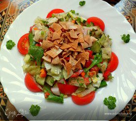 Фатуш (салат из овощей, зелени и кусочками поджаренной питы (лаваша))