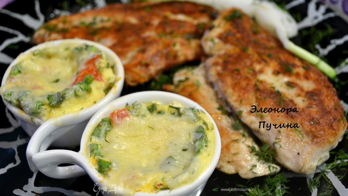 Куриная грудка и яичница в кокотнице