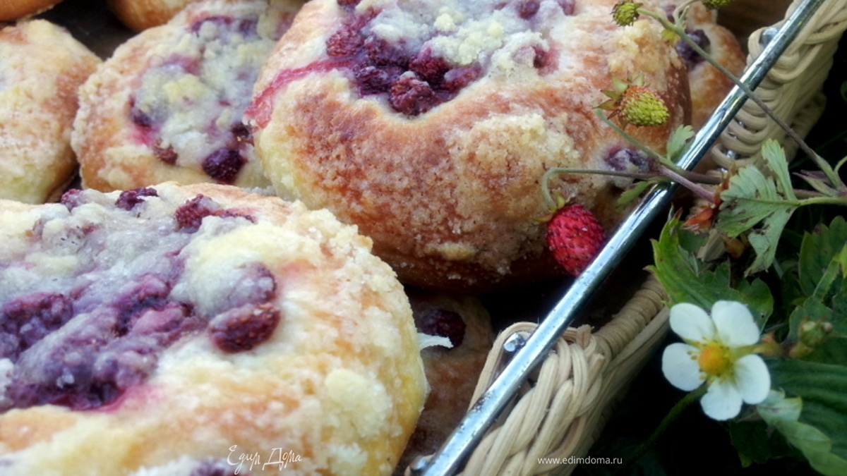 Булочки с ягодами (мягкие внутри и хрустящие снаружи)