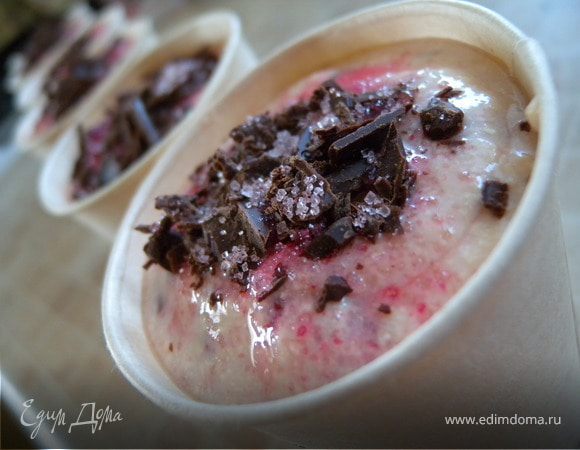 Вишневое мороженое с шоколадом