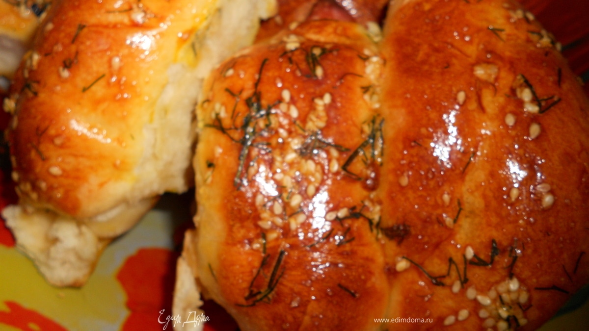 Рулетики с сардельками и сыром