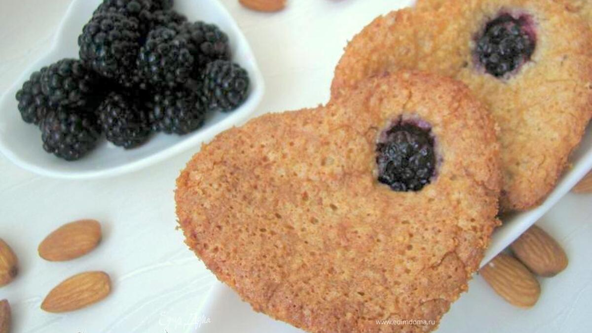 Финансье с ежевикой