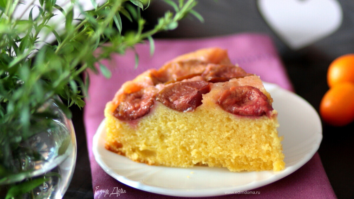 Перевернутый лимонно-сливовый пирог