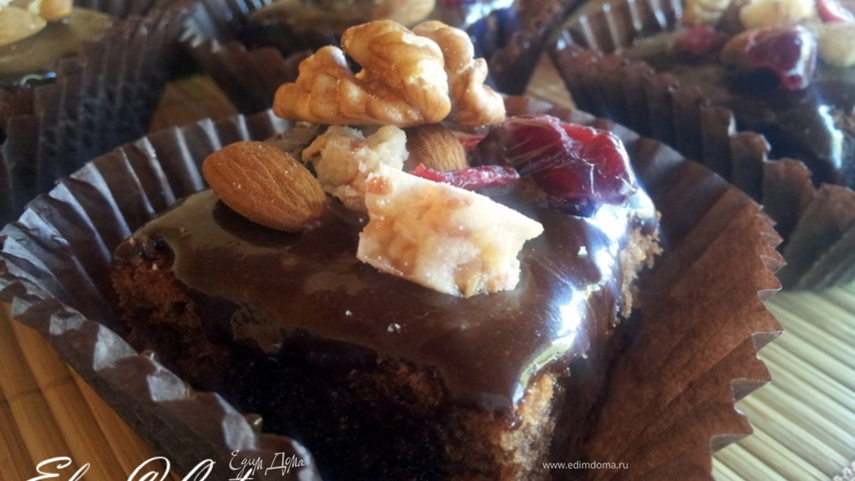 Шоколадное пирожное с орехами и вяленой клюквой