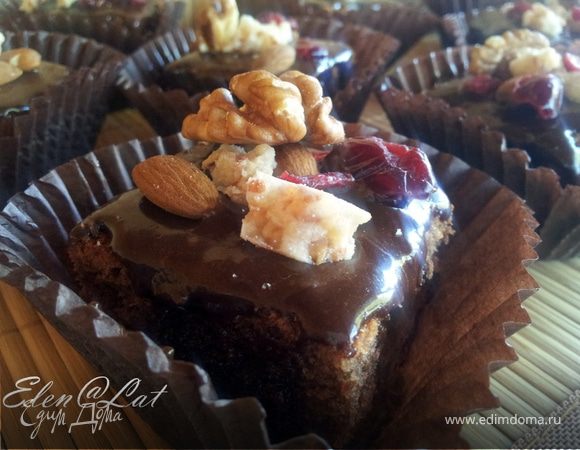 Шоколадное пирожное с орехами и вяленой клюквой Шоколадное пирожное с орехами и вяленой клюквой