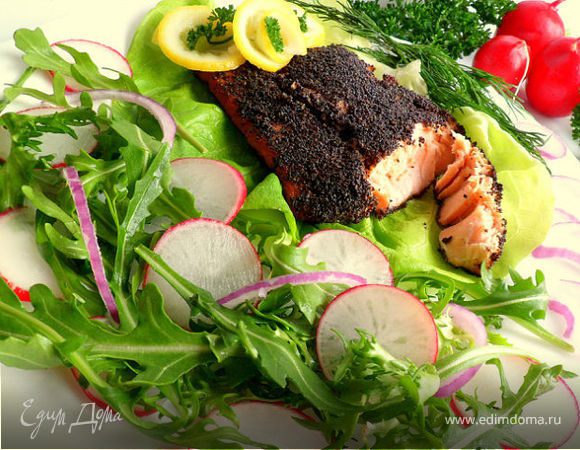 Семга в маковой шубке с салатом из руколы и редиса