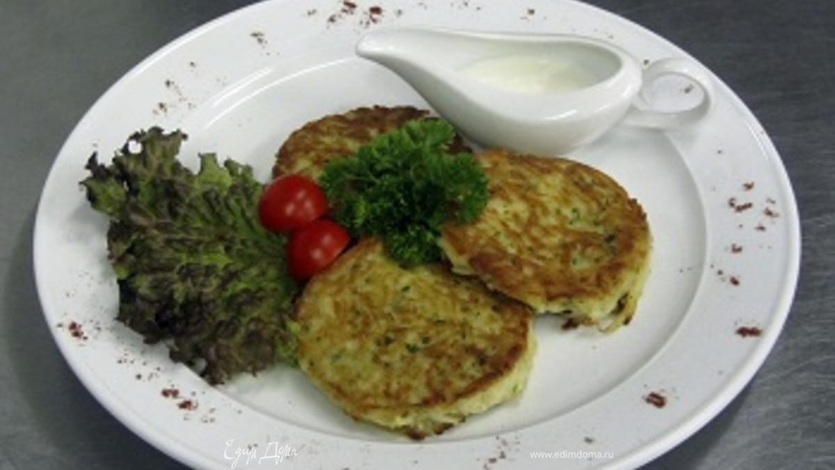 Картофельные драники со сметаной