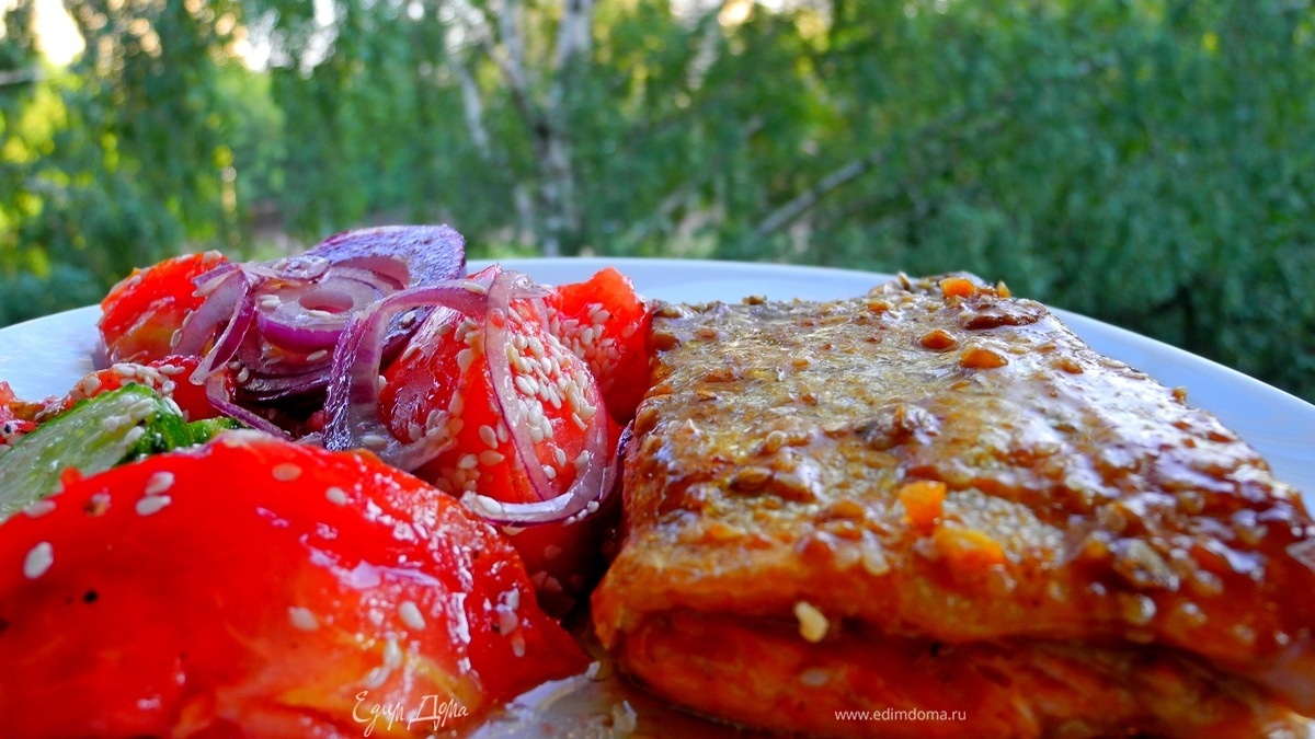 Лосось в апельсиновом соусе от Белоники с летним салатом