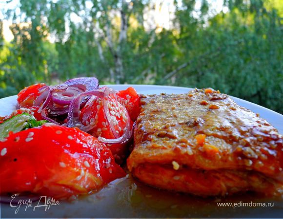 Лосось в апельсиновом соусе от Белоники с летним салатом Лосось в апельсиновом соусе от Белоники с летним салатом