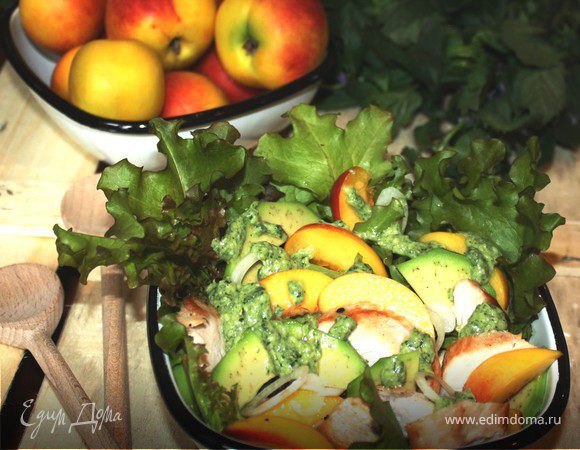 Салат с нектаринами,авокадо и курицей  под мятным песто