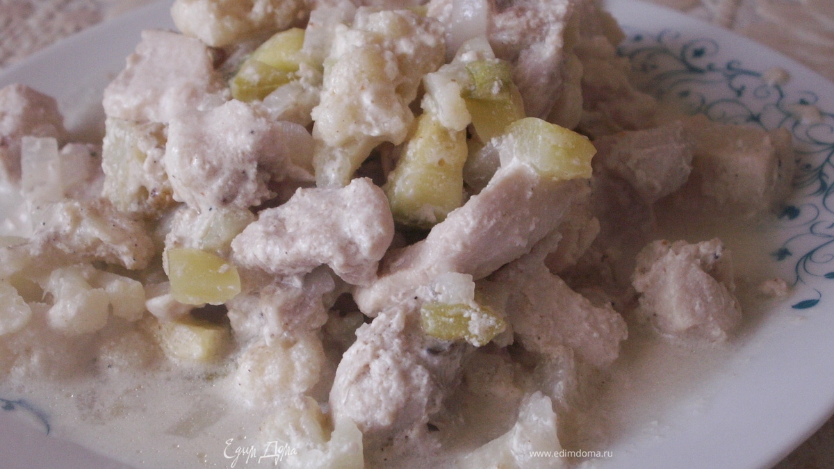 Курица, тушенная в сметане с цветной капустой
