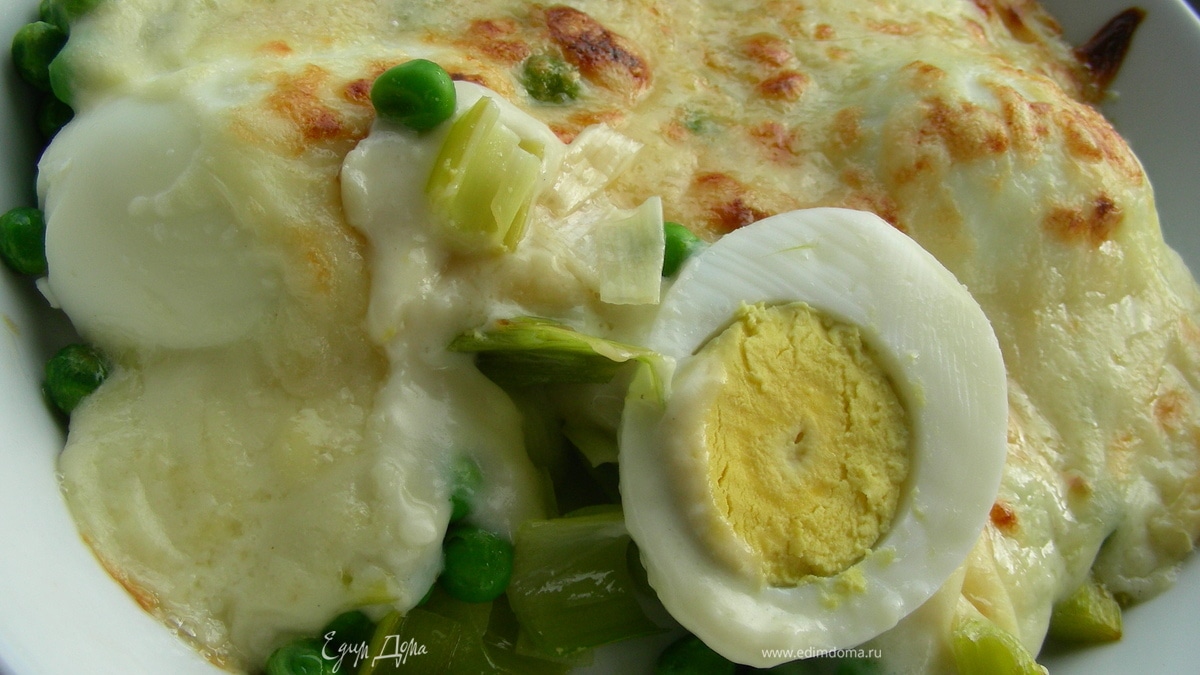 Гратен с луком-пореем и яйцами