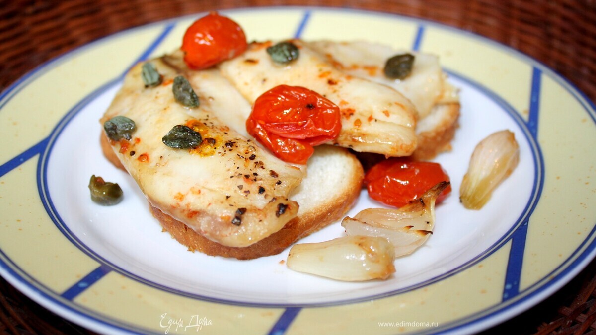 Рыба с помидорами и каперсами на чесночных гренках