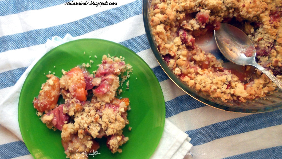 Клубнично-абрикосовый крамбл с миндалем
