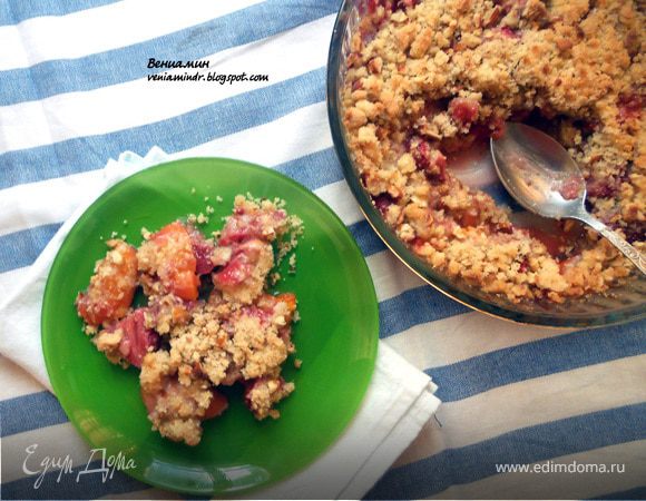 Клубнично-абрикосовый крамбл с миндалем